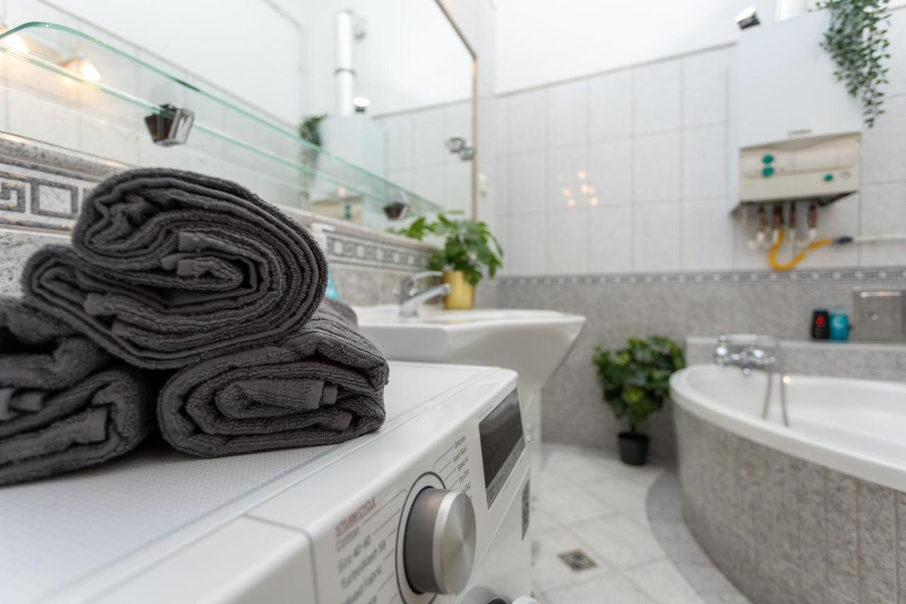 Emerald Suite With Free Parking Budapest Bagian luar foto