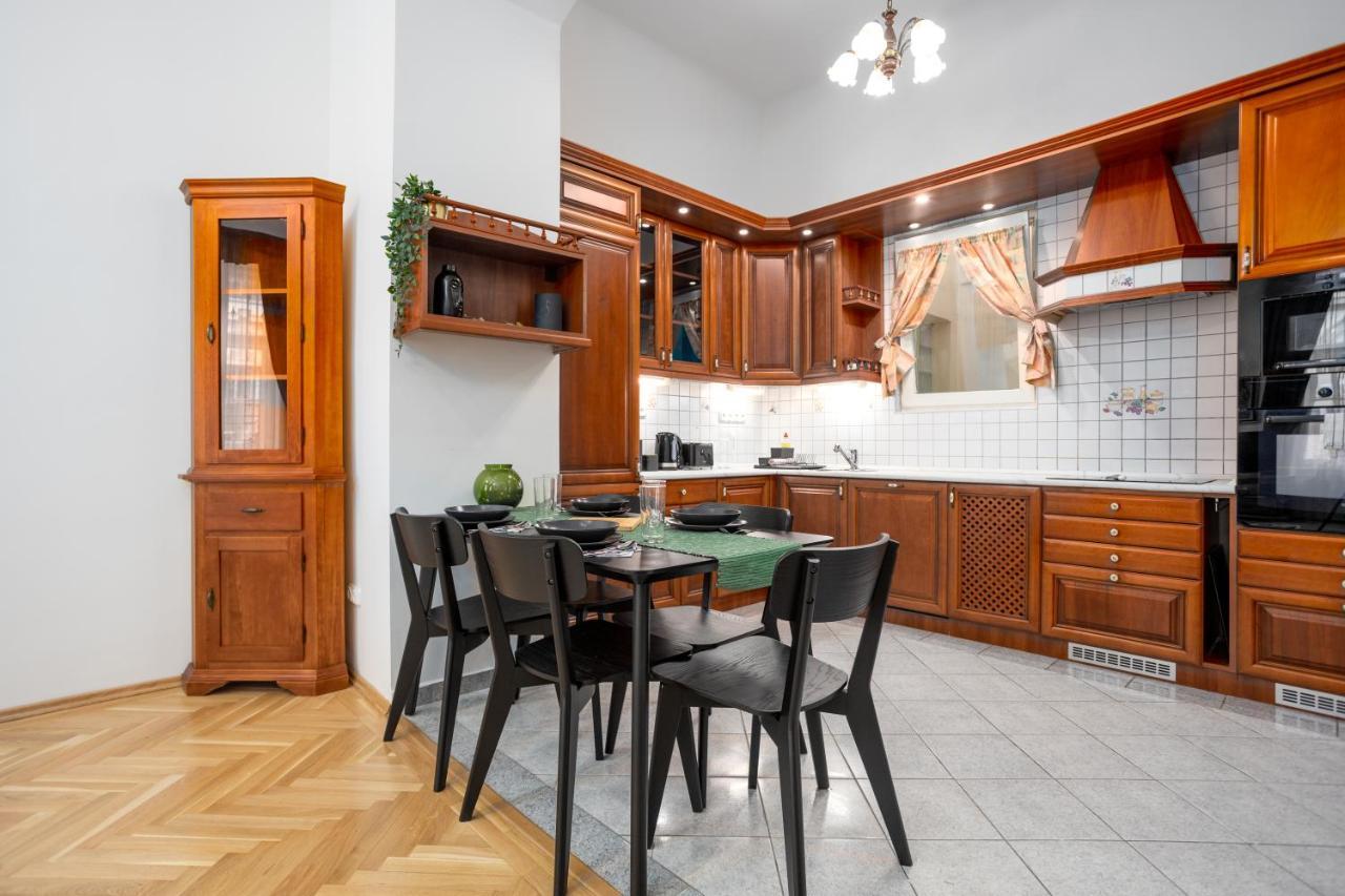 Emerald Suite With Free Parking Budapest Bagian luar foto