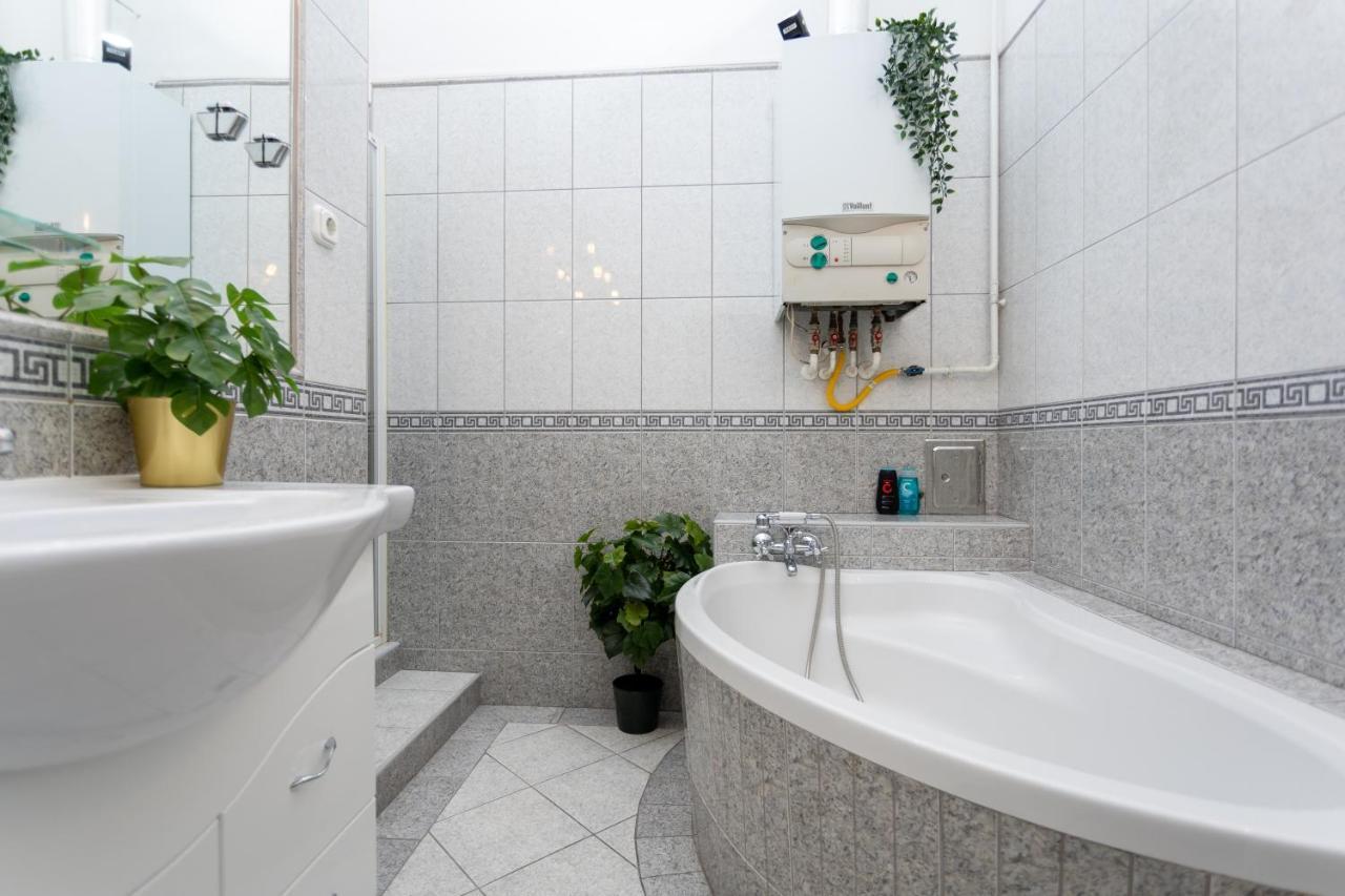 Emerald Suite With Free Parking Budapest Bagian luar foto