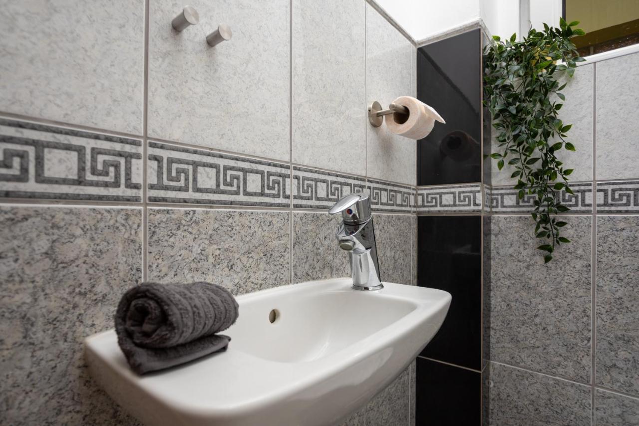 Emerald Suite With Free Parking Budapest Bagian luar foto