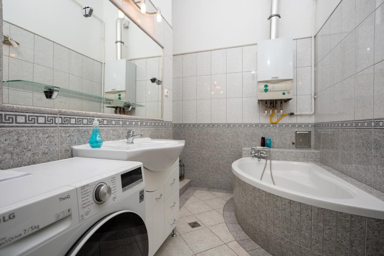 Emerald Suite With Free Parking Budapest Bagian luar foto